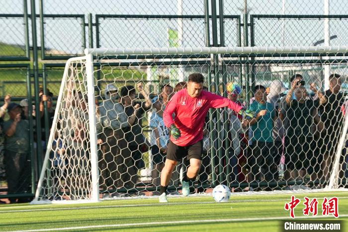 哈尔滨首届城市足球超级杯赛揭幕 冰城左右哥亮