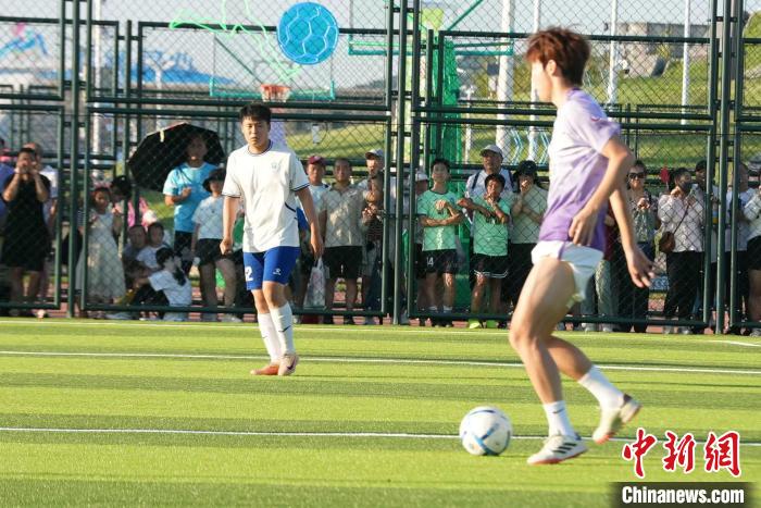 哈尔滨首届城市足球超级杯赛揭幕 冰城左右哥亮